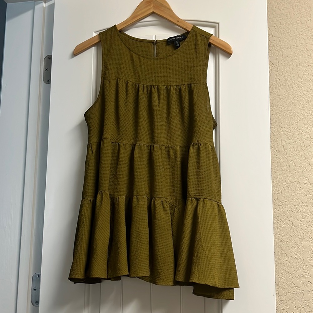 Banana Republic olive sleeveless blouse size tall small